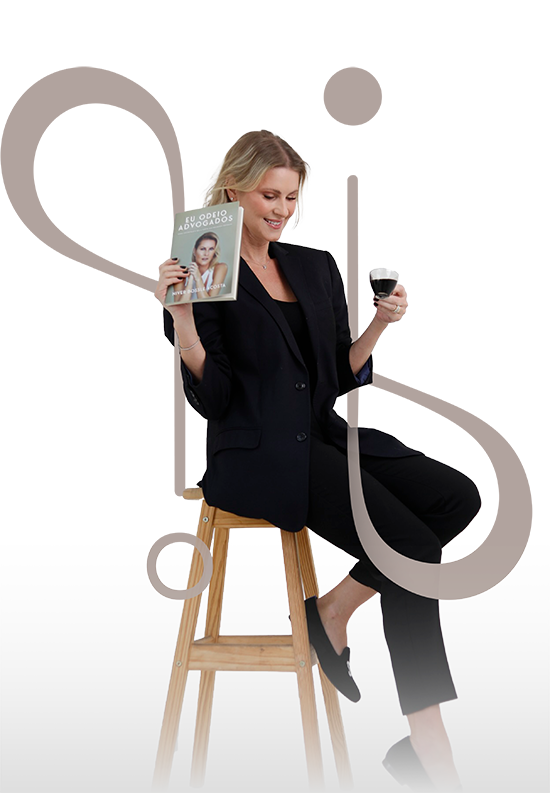 Dra. Niver Bossle Acosta segurando o livro 'Eu odeio advogados'